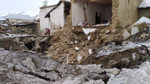 İran sınırındaki deprem Van'da yıkıma neden oldu! Artçı sarsıntılar sürüyor - Resim : 1