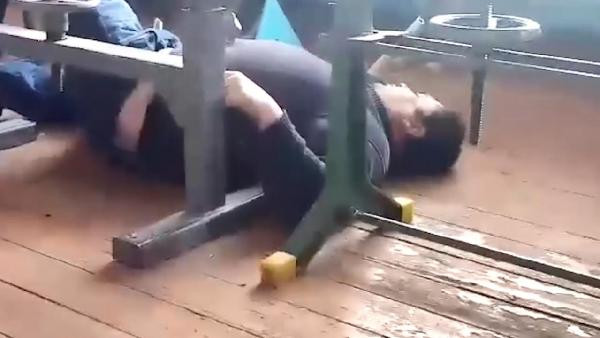 Rusya’da derse alkollü giren öğretmen masadan düştü, yerde uyudu - Resim : 1