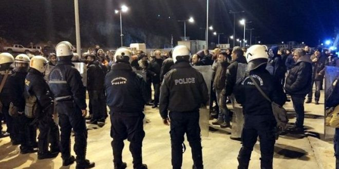 Yunanistan'da göçmenler ayaklandı! Çok sayıda gözaltı var - Resim : 1