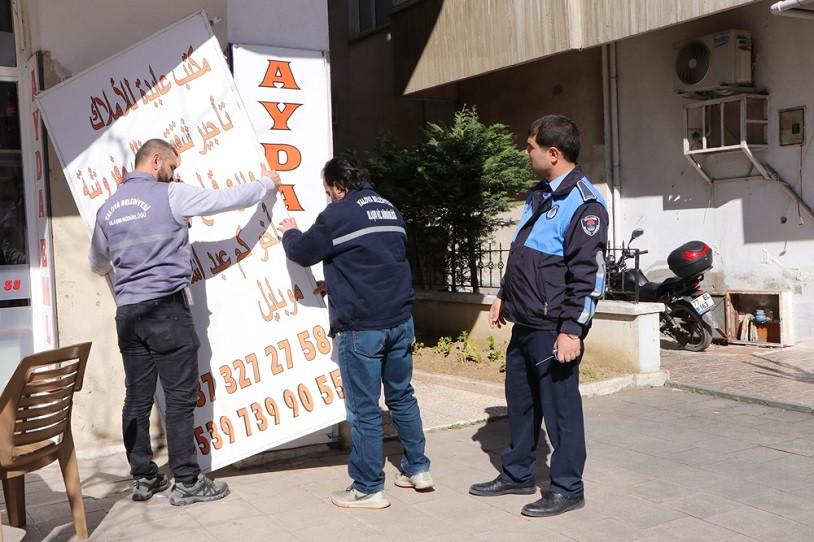CHP'li Yalova Belediyesi kurallara uymayan Arapça tabelaları kaldırttı - Resim : 1