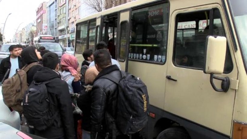 İstanbul'daki göçmenler minibüs ve taksilerle Edirne'ye gidiyor