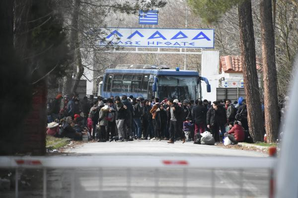 Yunanistan Pazarkule Sınır Kapısı'nı geçişlere kapattı