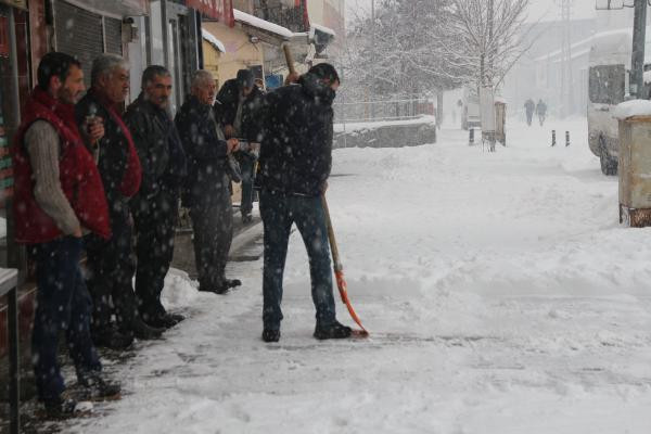 Varto'da 140 yerleşim yerinin yolu kar nedeniyle kapandı - Resim : 1