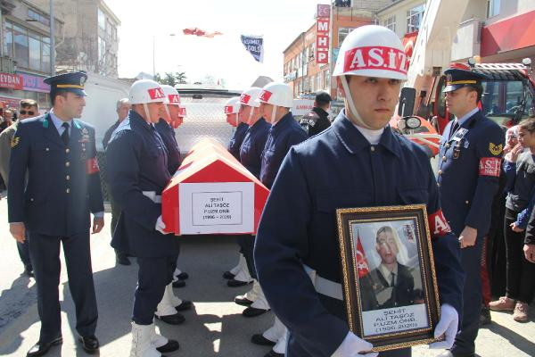 Şehit Ali Taşöz, son yolculuğuna uğurlandı - Resim : 1