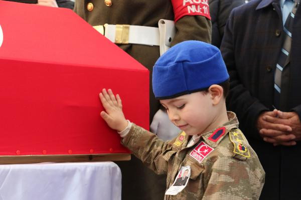 Şehit Uzman Onbaşı Eyüp Gülaştı'ya yeğeninden asker selamı ile veda - Resim : 1