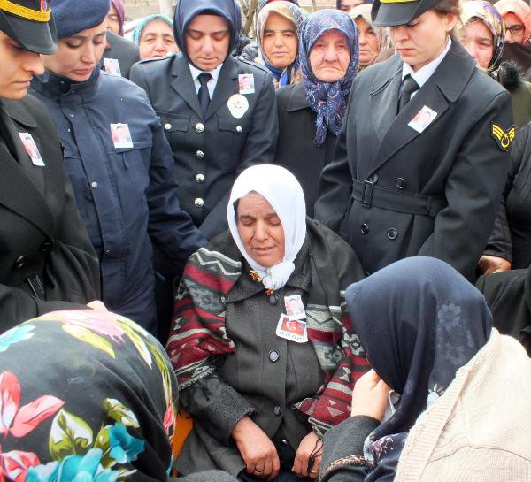 Şehit Uzman Çavuş Hasan Hüseyin Özdemir gözyaşlarıyla sonsuzluğa uğurlandı - Resim : 1