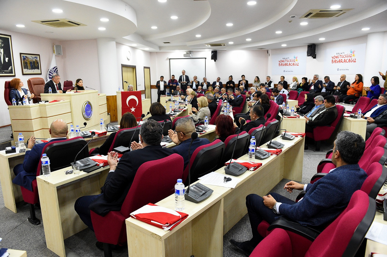 Belediye meclisinde şehitler için saygı duruşu - Resim : 1