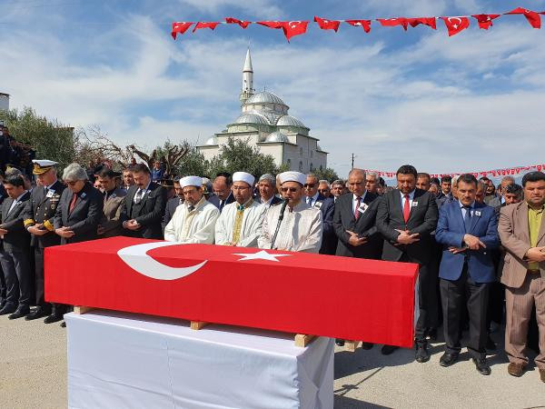 Şehit gümrük memuru Özgür Kavastan son yolculuğuna uğurladı - Resim : 2