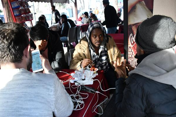 Avrupa'ya gitmek için sınırda bekleyen göçmenler Edirne'de göçmenler market kuyruğunda - Resim : 1