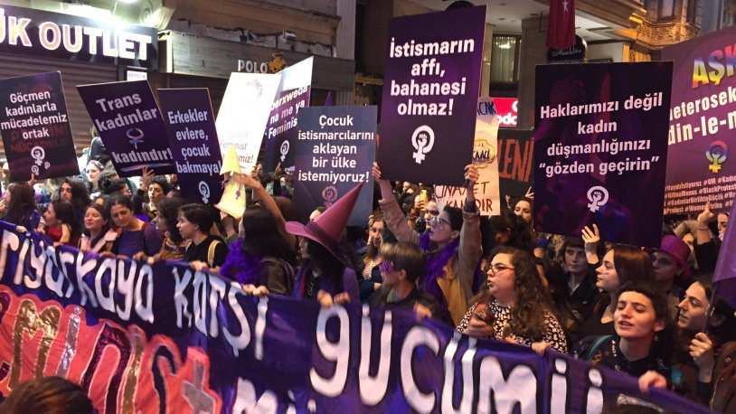 Valiliğin engeline rağmen kadınlar, Feminist Gece Yürüyüşü için Taksim'de toplandı; polis müdahale etti