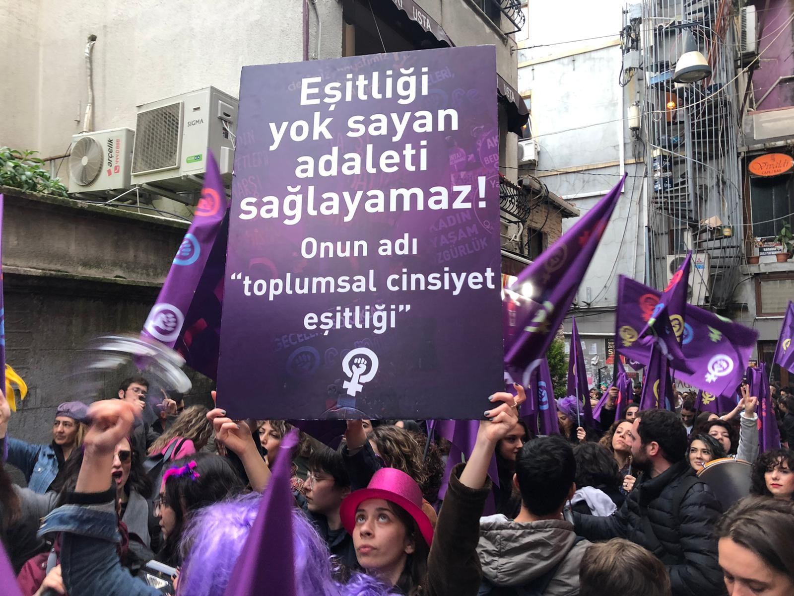 Taksim'de Feminist Gece Yürüyüşü'ne polis müdahalesi: 32 kadın gözaltında - Resim : 1