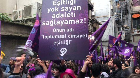 Valiliğin engeline rağmen kadınlar, Feminist Gece Yürüyüşü için Taksim'de toplandı; polis müdahale etti