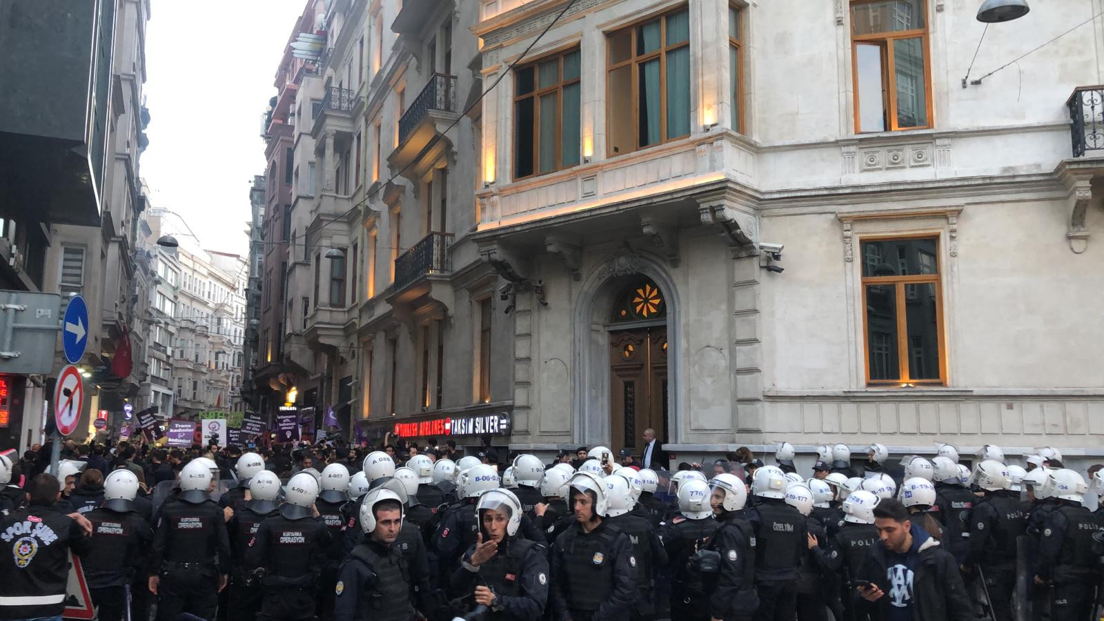 Taksim'de Feminist Gece Yürüyüşü'ne polis müdahalesi: 32 kadın gözaltında - Resim : 2
