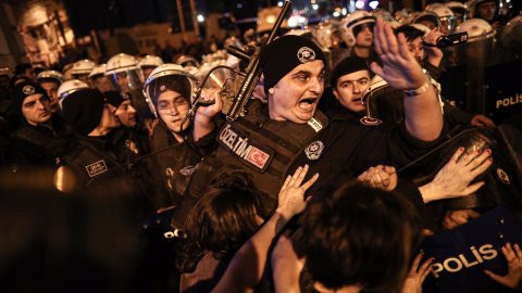 Taksim'de Feminist Gece Yürüyüşü'ne polis müdahalesi: 32 kadın gözaltında