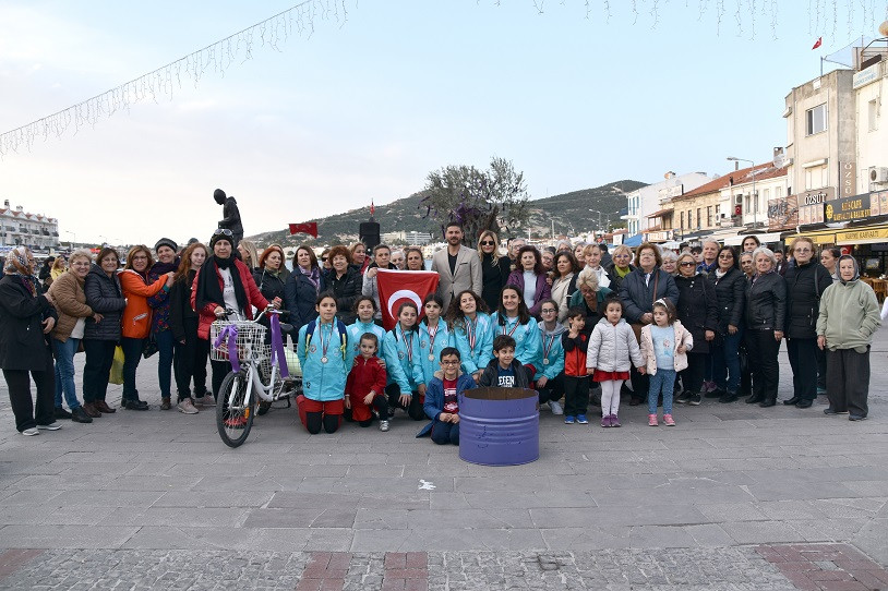 Foça’da 'Kadında Söz İzlerini Kabul Etmiyoruz Çöpe Atıyoruz' etkinliği - Resim : 1