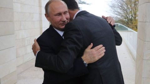 Erdoğan'ı kapıda bekleten Putin, Esad'ı dış kapıda karşıladı