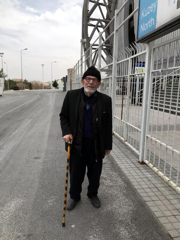 80 yaşındaki Kayserispor taraftarı seyircisiz maça geldi: Bir umut diye geldim ama olmadı - Resim : 1
