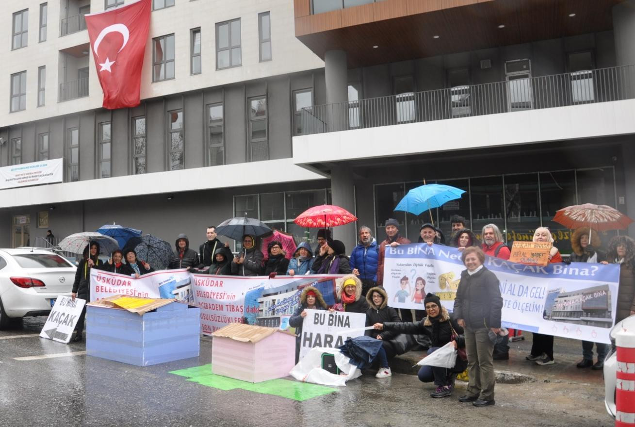 Acıbademliler Kaçak Tibaş Yurt ve Mescit binasının önünde basın açıklaması düzenledi - Resim : 1