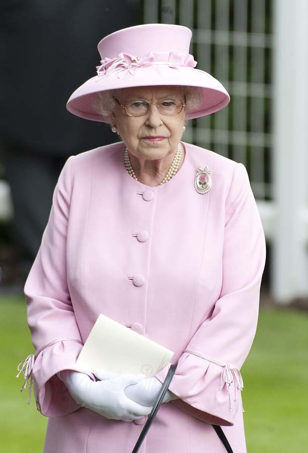 Kraliçe Elizabeth geri dönüyor - Resim : 1