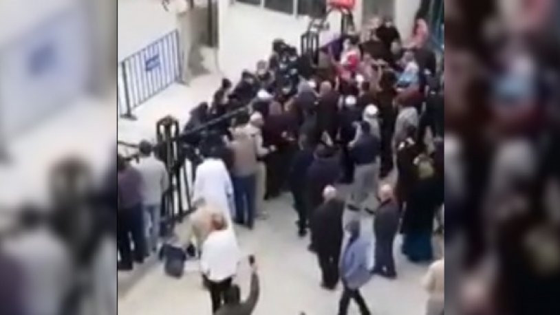 Konya'da umreden dönmelerinin ardından karantinadan kaçmak isteyenler polislere tükürdü!