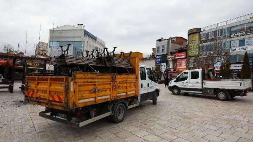 Yaşlılar uyarıları dikkate almayınca oturdukları banklar kaldırıldı