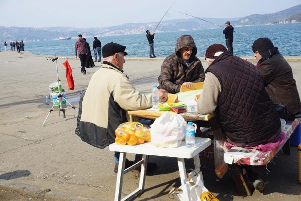 Yaşlılar sokağa çıkma yasağını hiçe saydı, okey masası kurdu - Resim : 1