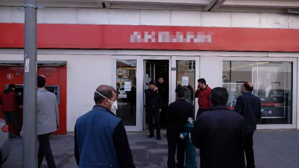 Konya'da 65 yaş ve üzerine hizmet veren banka müdürü ve güvenlik görevlisi hakkında tutanak tutuldu - Resim : 1