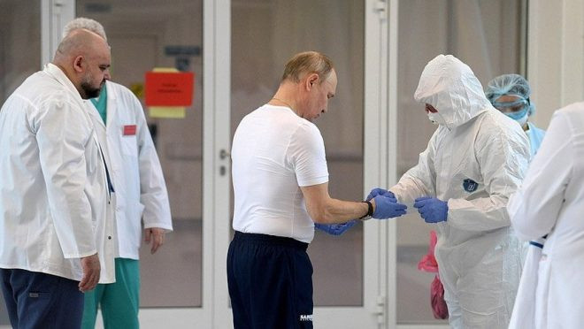 Vladimir Putin'den koronavirüs tedavisinin yürütüldüğü hastanede denetim - Resim : 2