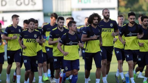 Fenerbahçe'de bir futbolcu ve sağlıkçının koronavirüs testi pozitif çıktı