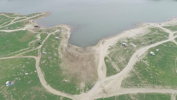 Yasak dinlemediler! Piknikçiler göl kenarına akın etti - Resim : 1