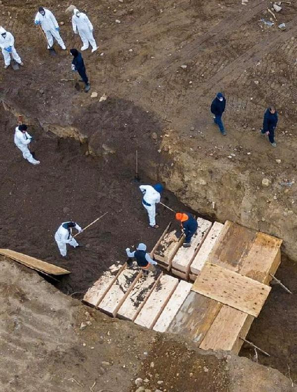 ABD’de koronavirüsten ölenler toplu mezarlara gömülüyor - Resim : 1