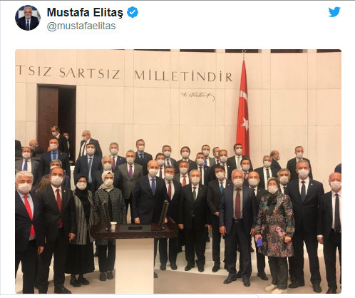 Meclis Başkanvekili uyardı ama AKP'liler hatıra pozu için sosyal mesafeyi ihlal etti - Resim : 1