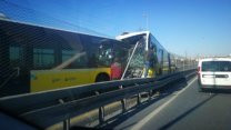 İstanbul'da iki metrobüs kafa kafaya çarpıştı! Seferler yapılamıyor...