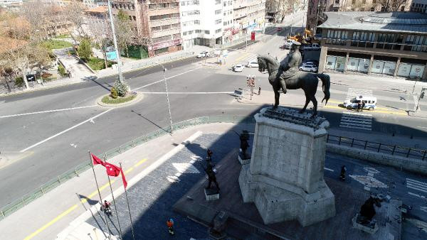 Ankara'da meydanlar, caddeler boş kaldı - Resim : 1