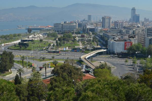 İzmir'de cadde ve meydanlar boş kaldı - Resim : 1