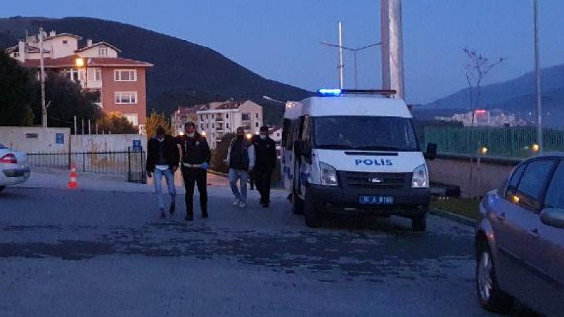 Bursa'da 'fakirler koronadan ölsün' diye bağırarak denize giren 4 arkadaş, gözaltına alındı - Resim : 1
