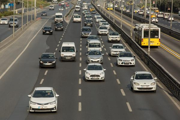 Sokağa çıkma yasağının ardından ilk iş gününde trafikte yoğunluk - Resim : 1