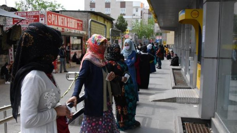 Yasak sonrası PTT ve banka şubeleri önünde kuyruk