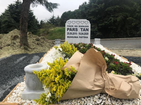 Ebru Şallı oğlunun mezarına bileklik ve çiçek bıraktı - Resim : 1