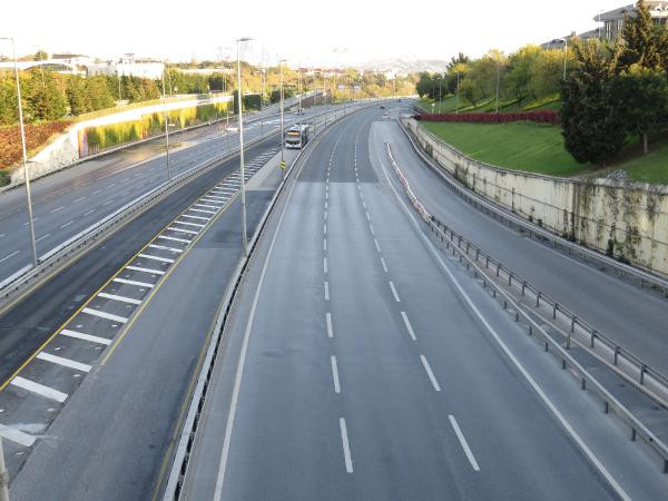 İstanbul'da yasağın ilk sabahında duraklar ve yollar boş kaldı - Resim : 3