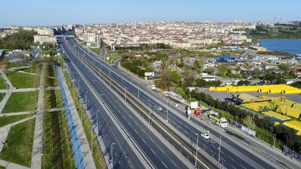 İstanbul'da yasağın ilk sabahında duraklar ve yollar boş kaldı - Resim : 2