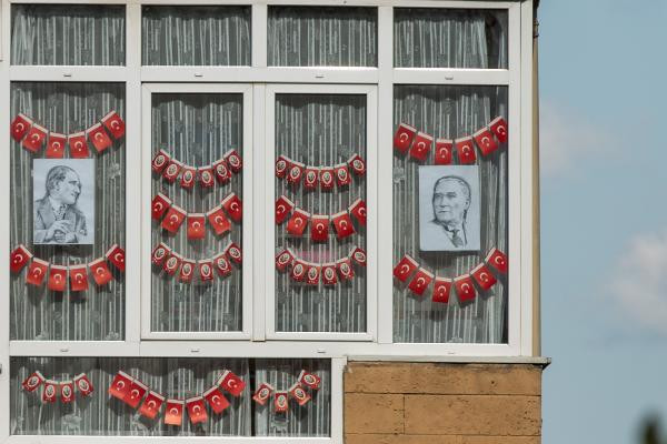 İstanbul'da bu sabah her yer bayraklarla süslendi - Resim : 1