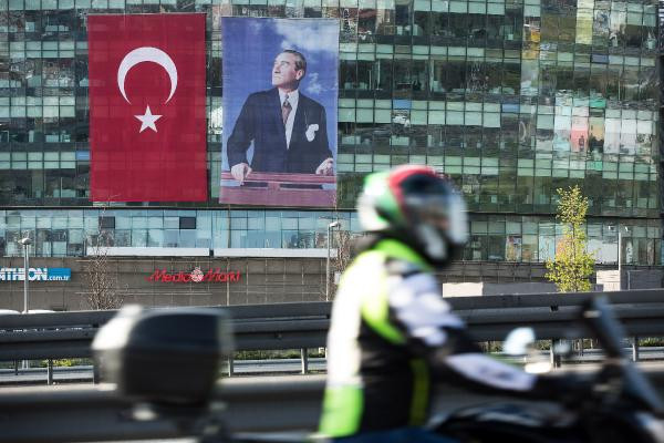 İstanbul'da bu sabah her yer bayraklarla süslendi - Resim : 2