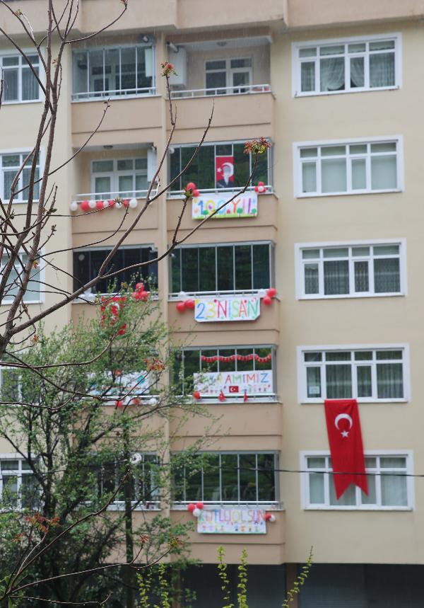 Rize'de evden çıkamayan çocukları için apartmanlarını süslediler - Resim : 1