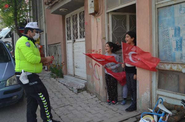 Savaştepe'de, polis çocukların bayramını kutladı - Resim : 1