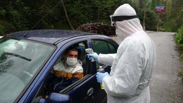 Rize Çayeli'nde muhtar koronavirüse karşı köyün girişini kayalarla kapattı - Resim : 1