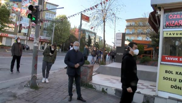 Bakırköy ve Küçükçekmece'de fırın önlerinde pide kuyruğu - Resim : 1