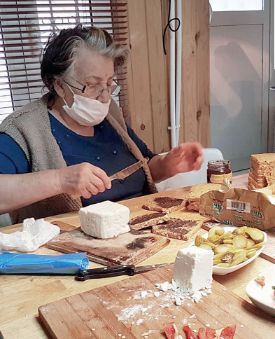 2 haftadır sağlık çalışanları için yemek yapıyor! 'İyilik büyüyerek yayıldı' - Resim : 1