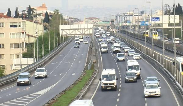 İstanbul'da yasak kalktı, araçlar yola çıktı - Resim : 1