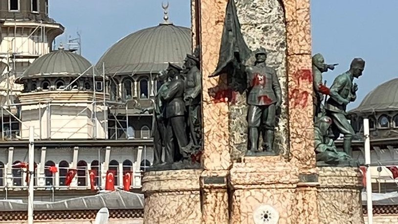 Taksim Cumhuriyet Anıtı'nı boyayan kişi yakalandı